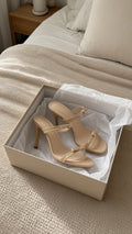 Jara -  Sandalias YURISA en piel metalizada de color cava